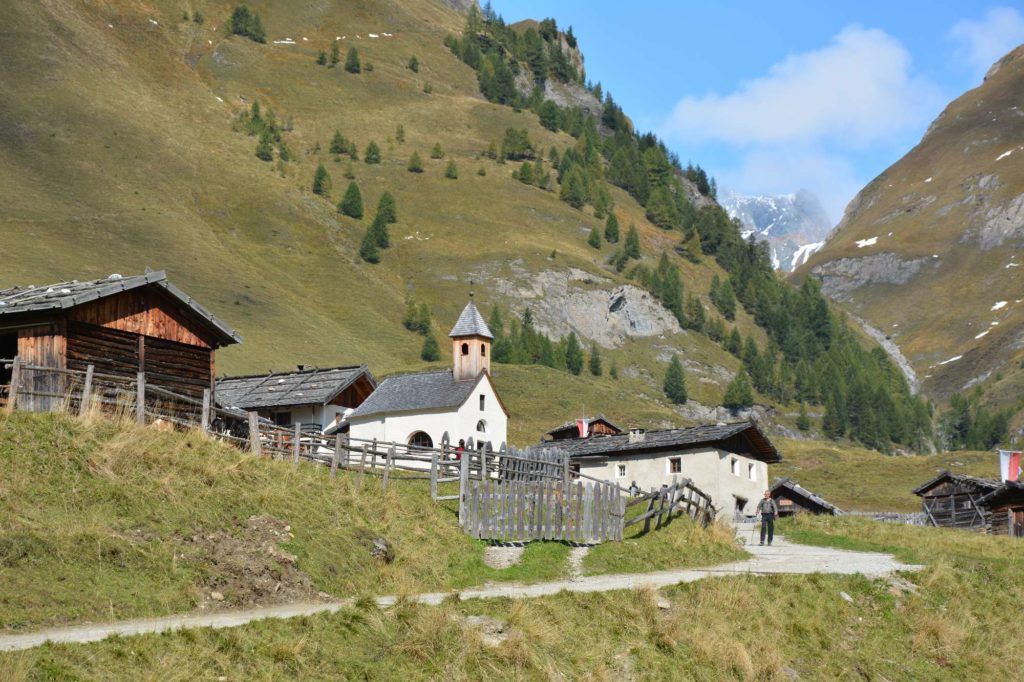 Von Brixen mountainbiken zum schönen Almdorf der Fane Alm