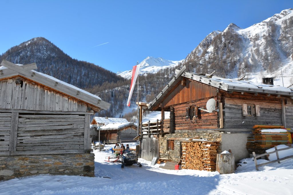 Im Winter kannst du auf der Fane Alm Skitouren gehen und danach auf der Hütte in den Pfunderer Bergen einkehren.