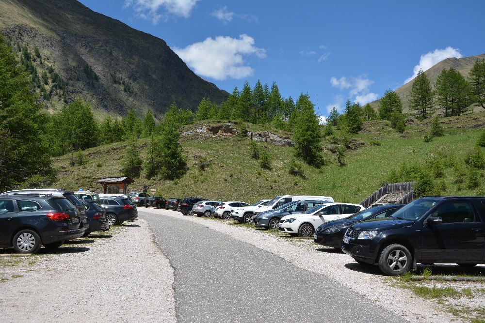 An den Wochenenden ist der Fane Alm Parkplatz voll