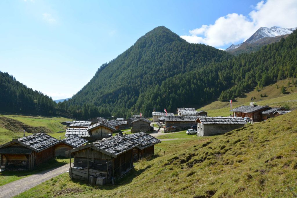 Der Blick über die schönen Holzdächer der Fane Alm in Südtirol