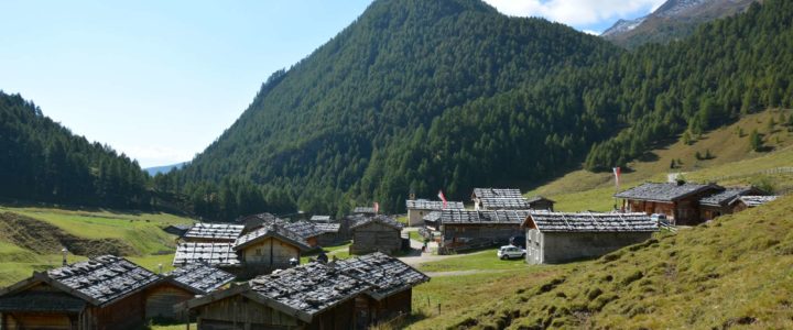 Der Blick über die schönen Holzdächer der Fane Alm in Südtirol