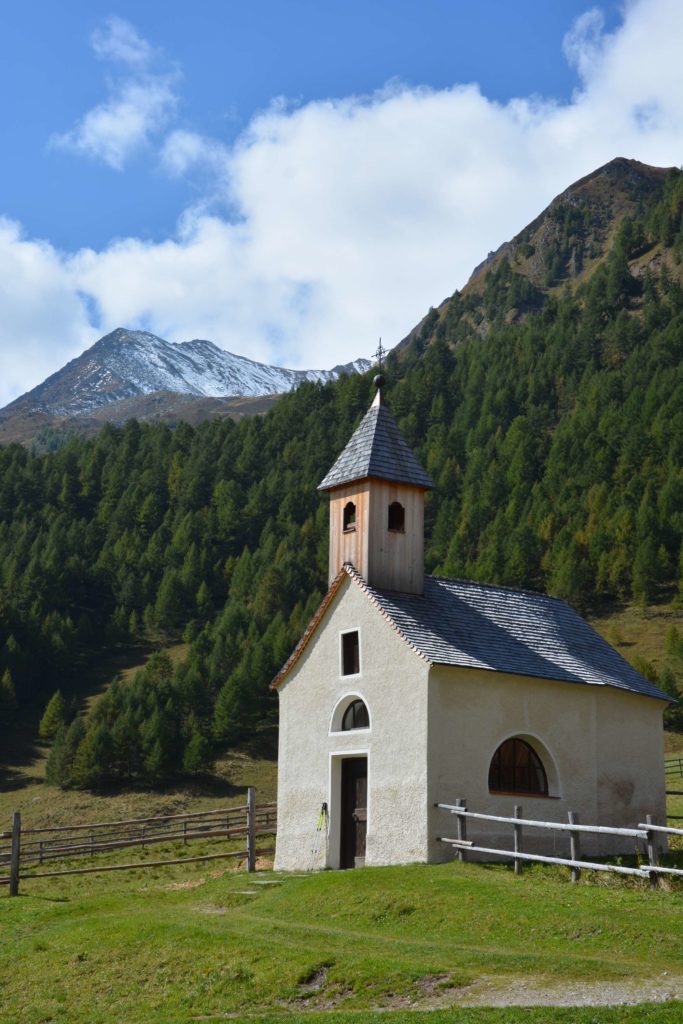 Einfach und schön, das ist die Kapelle auf der Fane Alm im Valsertal in Südtirol