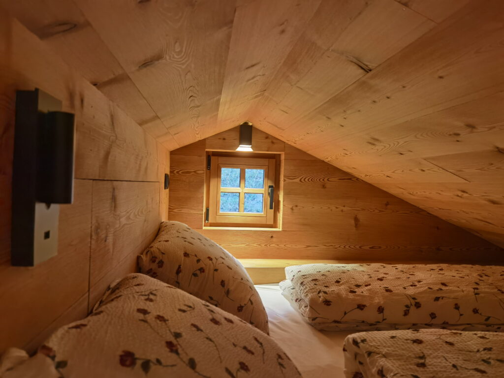 In der oberen Etage im Fane Alm Chalet sind diese beiden Betten