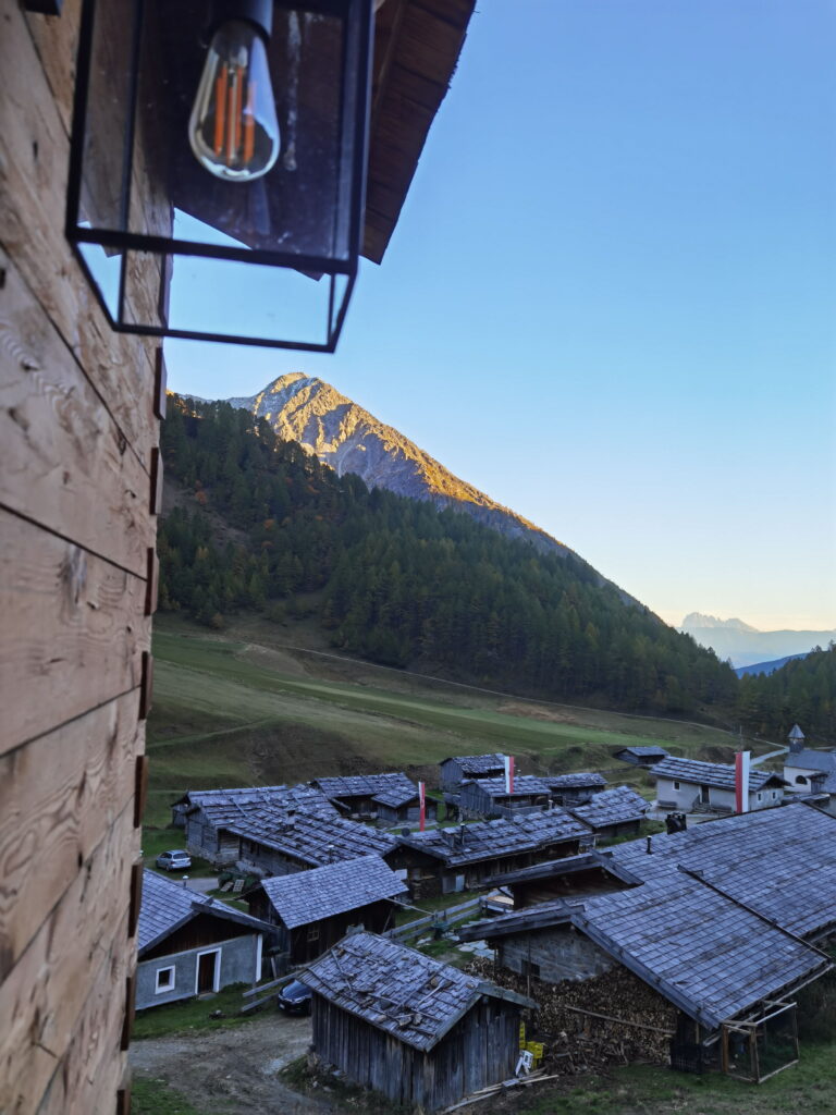 Ausblick von der Haustüre des Fane Alm Chalet am Abend über das Hüttendorf