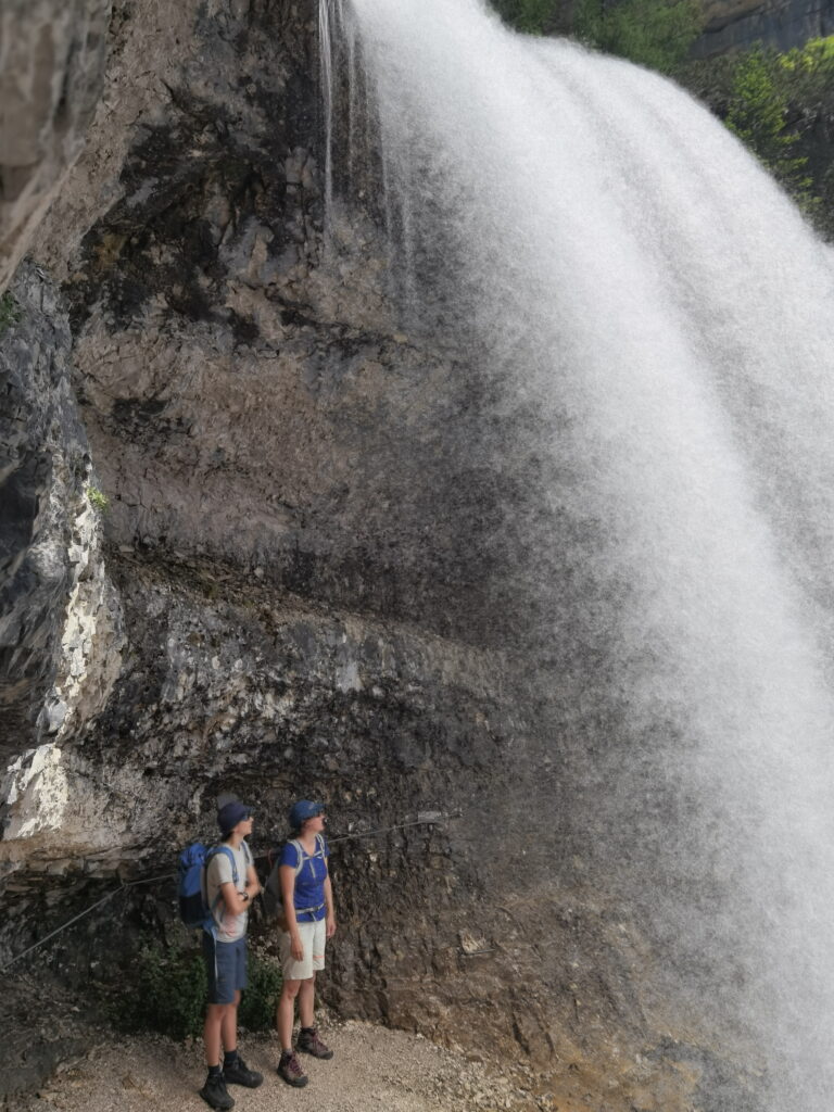 Cascate di Fanes - hier ist eine Wanderung hinter den Wasserfall möglich