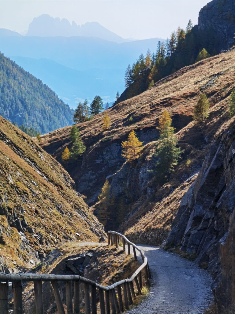 Der Wanderweg führt oberhalb der Valler Schramme